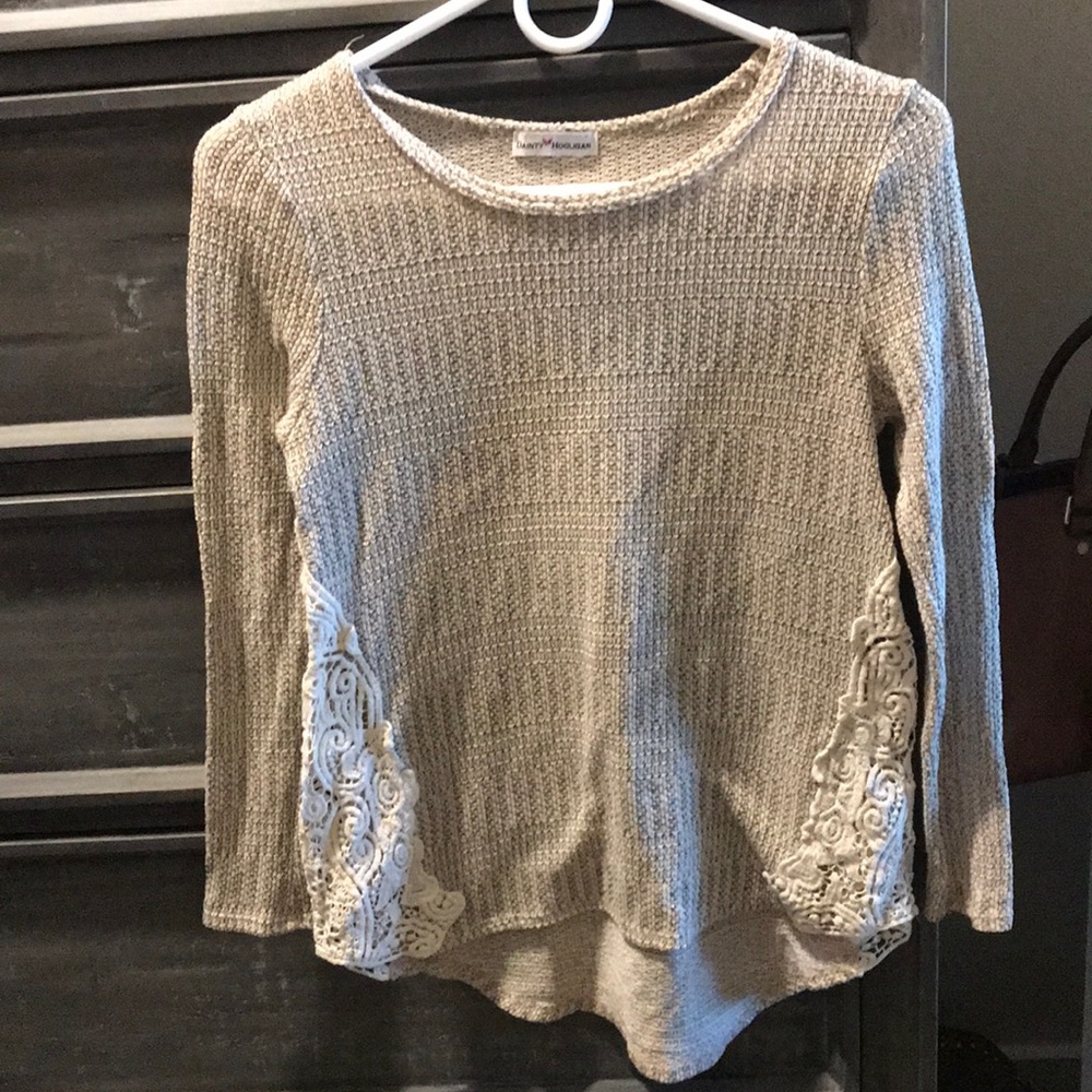 Light knit sweater with lace